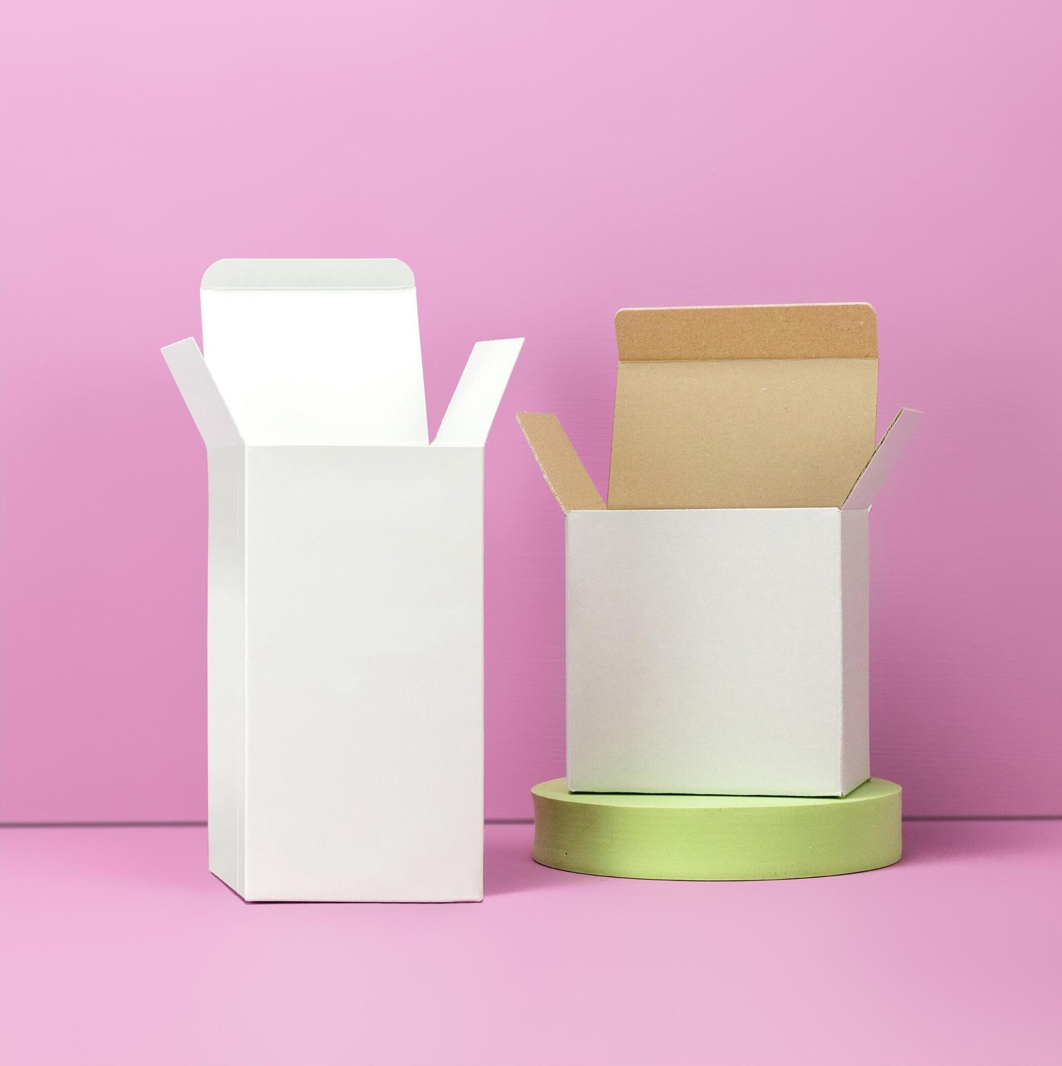 zwei unbedruckte Faltschachteln